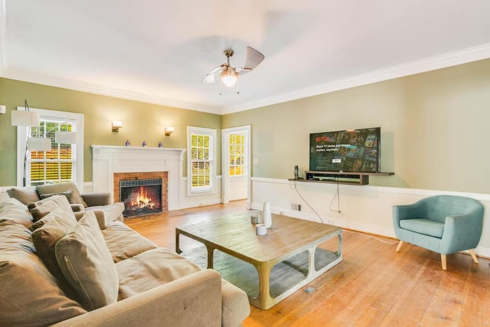 Communal lounge/ TV room, TV and multimedia, Living room, Seating area, Evening entertainment