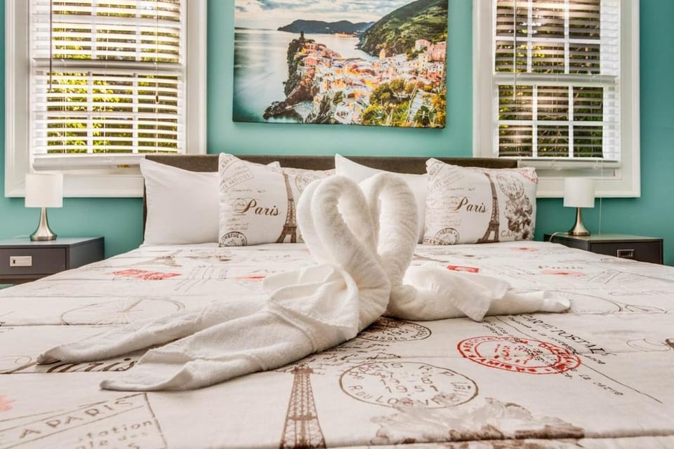 Bed, Bedroom, towels
