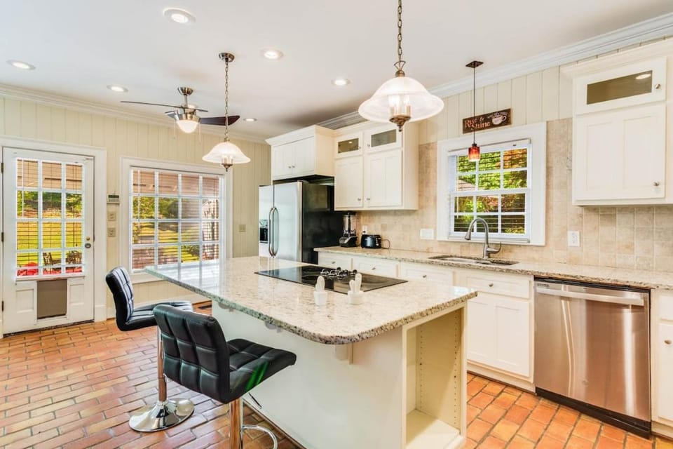 Kitchen or kitchenette, dishwasher, oven, pet friendly, stove