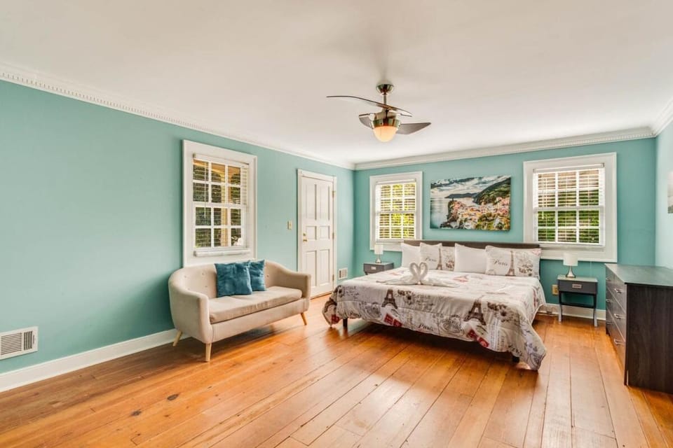 Bed, Photo of the whole room, Seating area, Bedroom