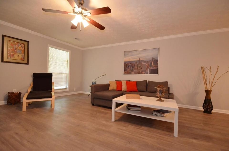 Modern 2BR Townhome, Sleeps 6,Near ATL House in Conyers