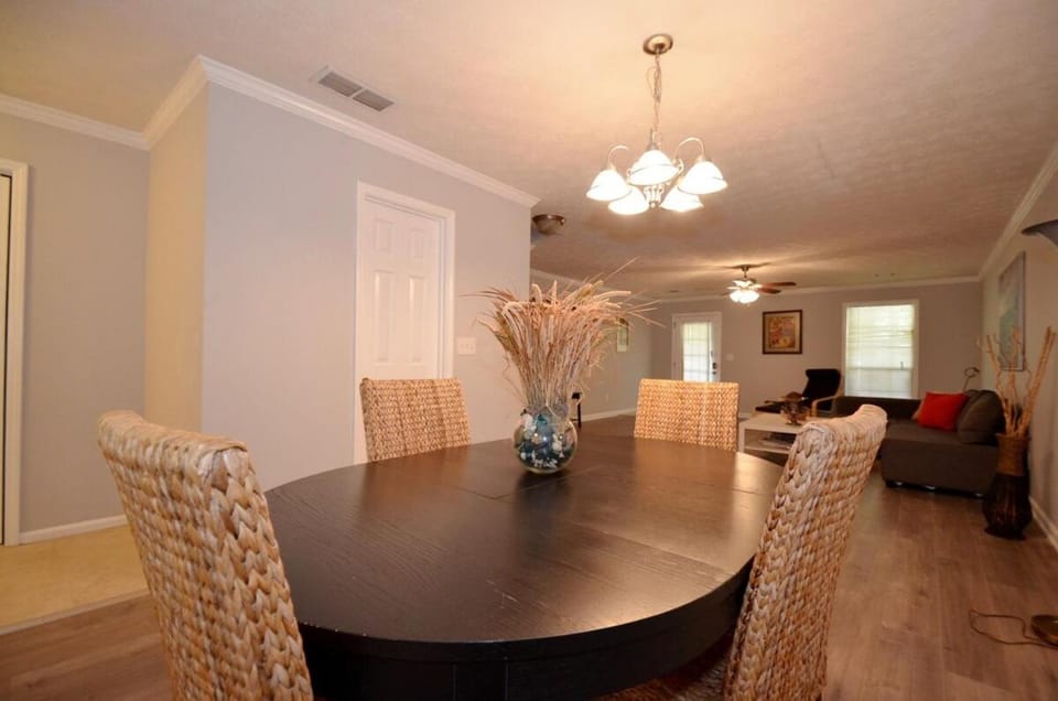 Modern 2BR Townhome, Sleeps 6,Near ATL House in Conyers