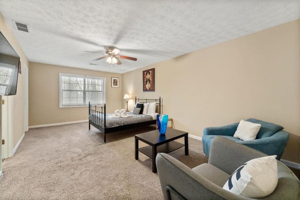 Bed, Seating area, Bedroom