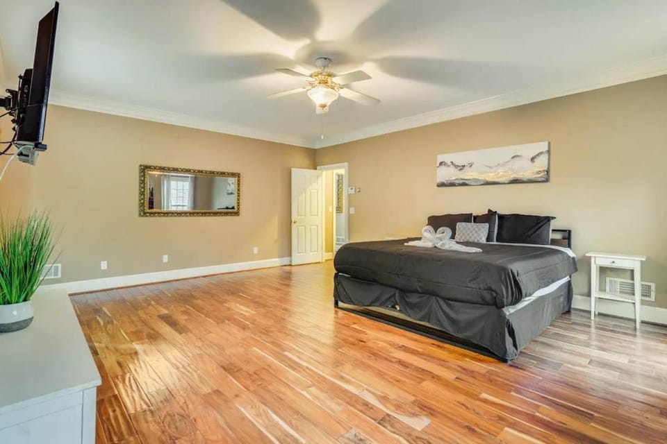 Bed, TV and multimedia, Photo of the whole room, Bedroom