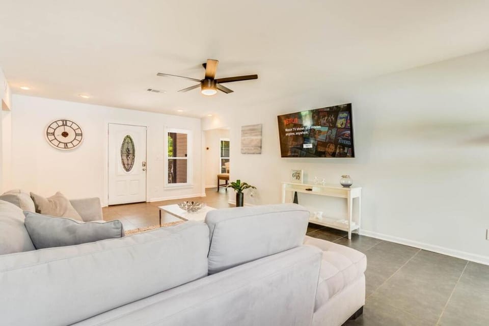Communal lounge/ TV room, TV and multimedia, Living room, Seating area