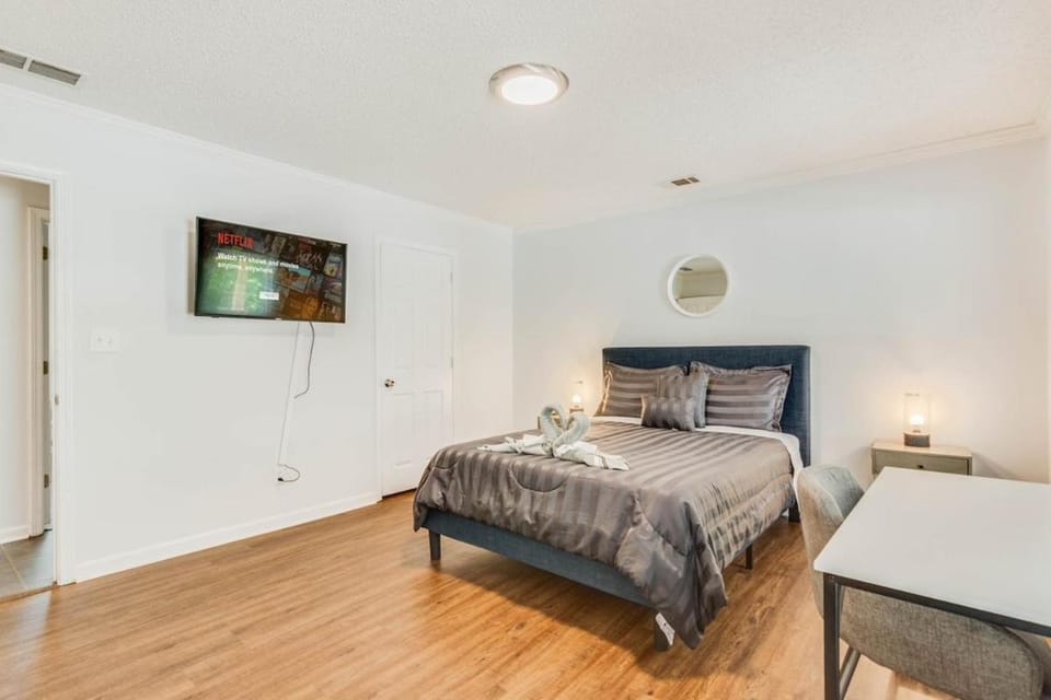 Bed, TV and multimedia, Bedroom