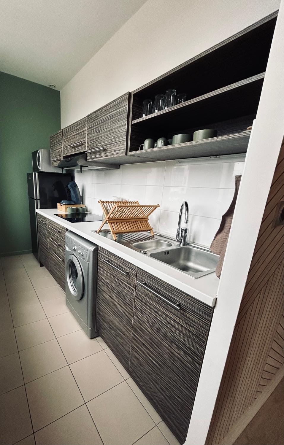 Kitchen or kitchenette, stove, washing machine
