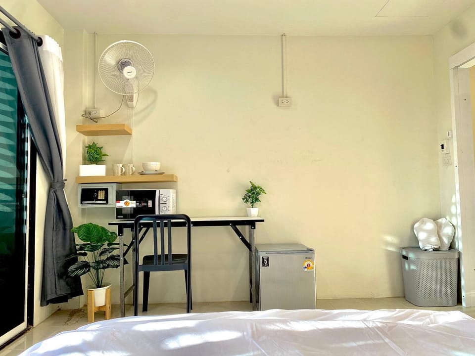 Bedroom, Area and facilities, microwave, minibar