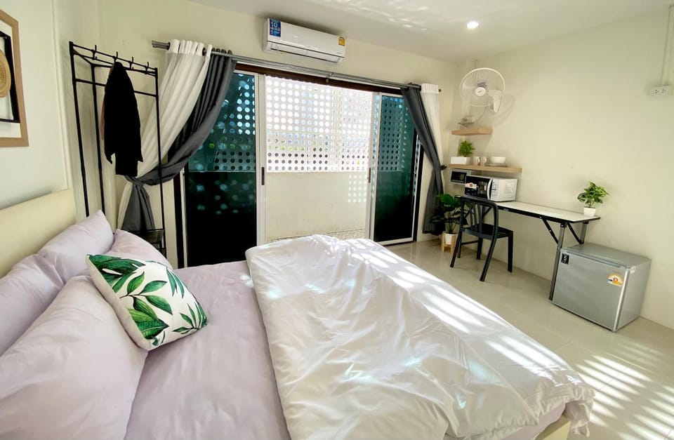 Bed, Photo of the whole room, Seating area, Bedroom, air conditioner
