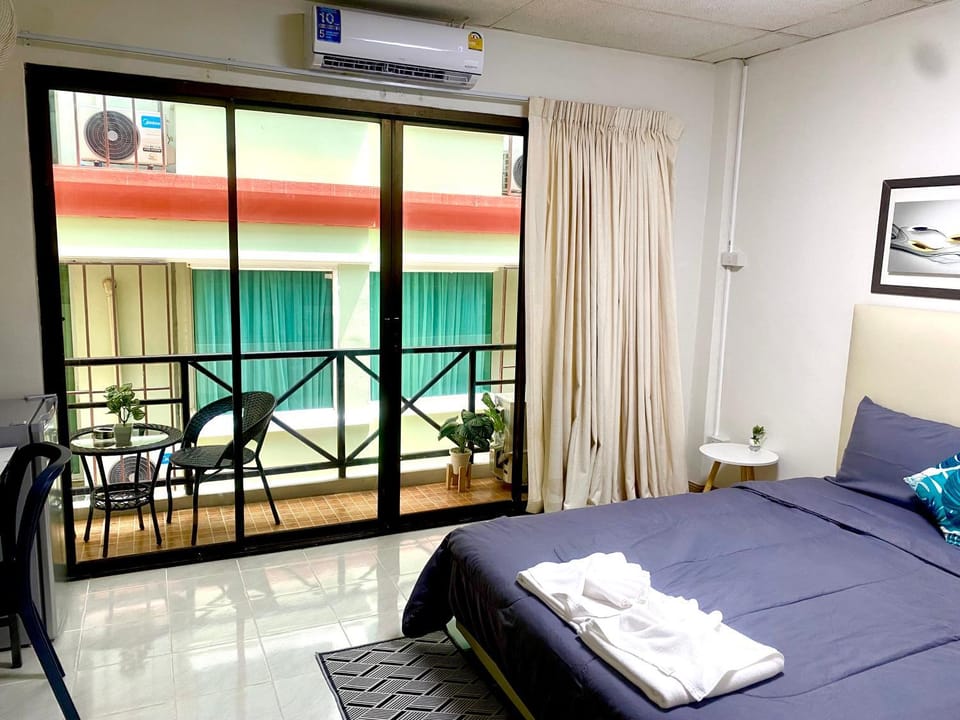 Bed, View (from property/room), Balcony/Terrace, Decorative detail, Area and facilities