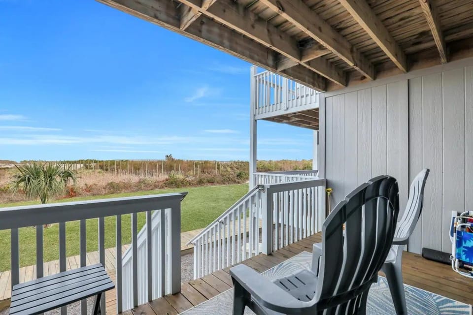 The Salty Breeze - Ocean Front 1 Bedroom House in Saint Helena Island