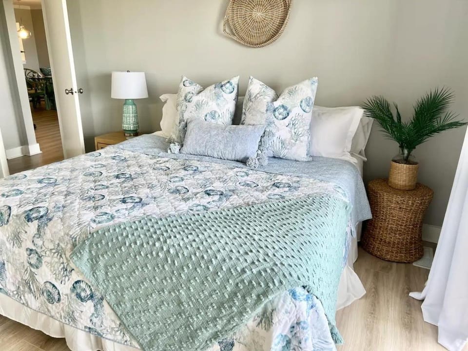 The Salty Breeze - Ocean Front 1 Bedroom House in Saint Helena Island