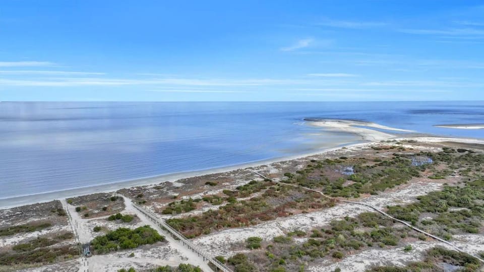 The Salty Breeze - Ocean Front 1 Bedroom House in Saint Helena Island