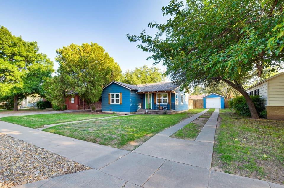 Chic Home ~ 2 Mi to TTU w/ Grill & Yard in Lubbock House in Lubbock
