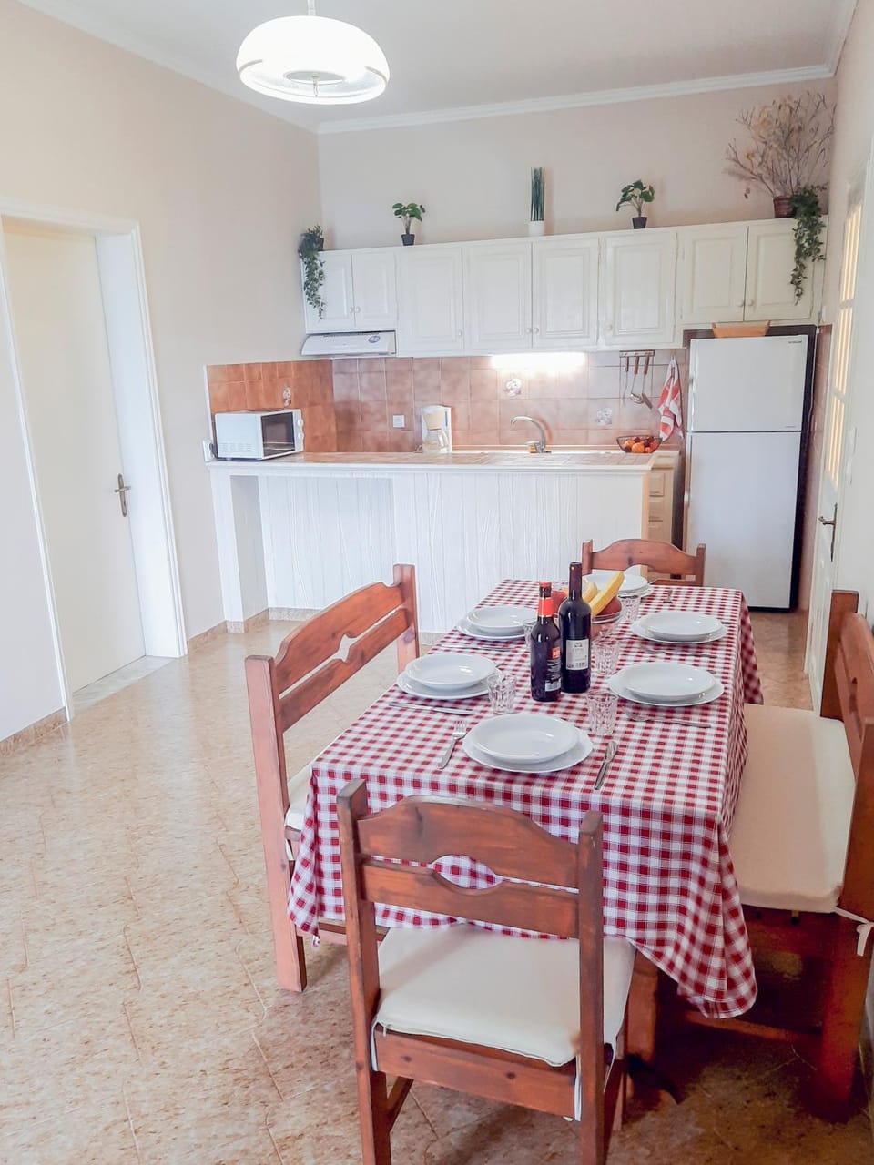 Kitchen or kitchenette, Dining area