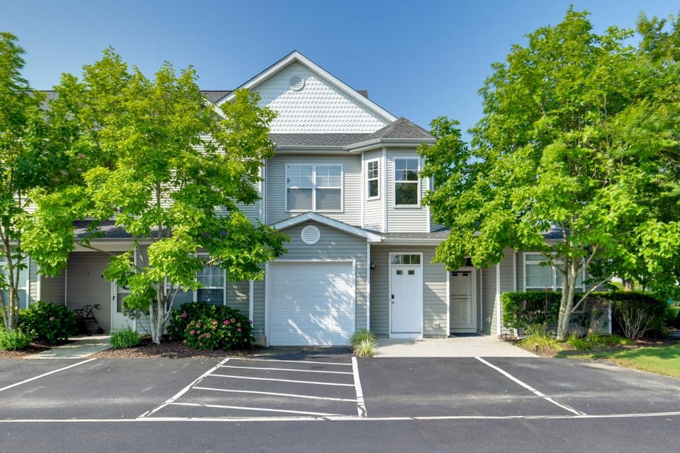 4 Mi to Beach: Lewes Townhome w/ Ping-Pong Table House in Sussex County