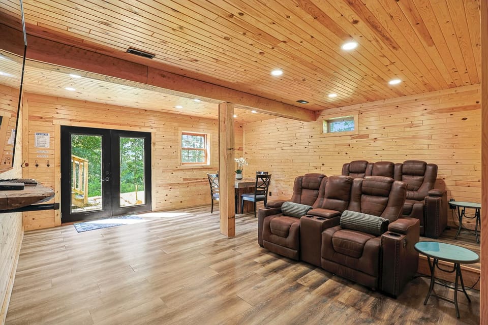 Group Getaway6mi to parksGameRmStay Gives Back! House in Falls Township