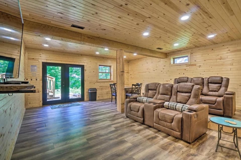 Group Getaway6mi to parksGameRmStay Gives Back! House in Falls Township