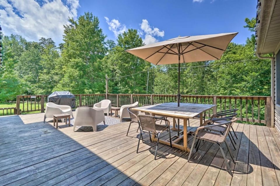 Group Getaway6mi to parksGameRmStay Gives Back! House in Falls Township