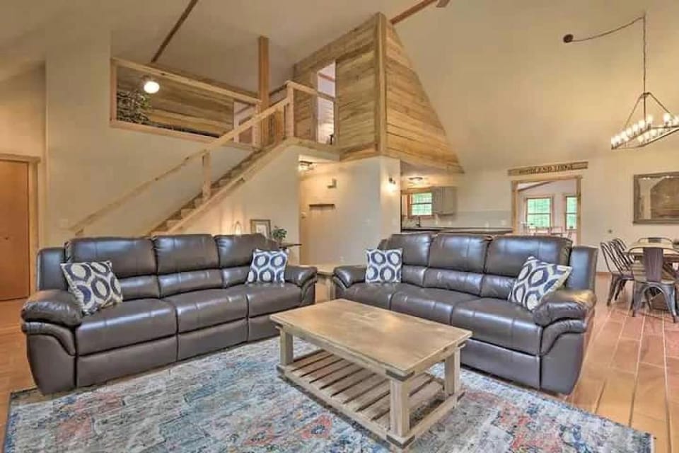 Group Getaway6mi to parksGameRmStay Gives Back! House in Falls Township