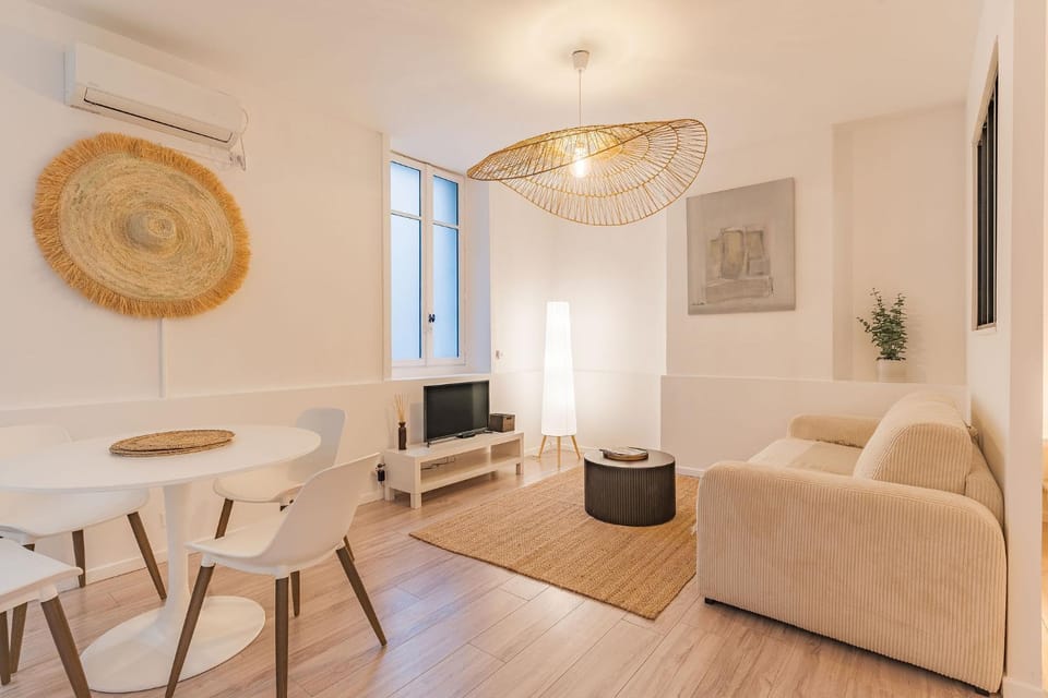 Bed, TV and multimedia, Living room, Dining area
