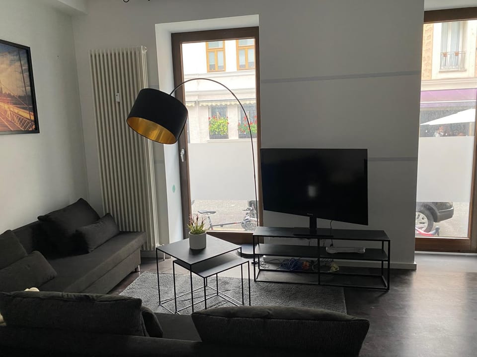 Communal lounge/ TV room, TV and multimedia, Living room, Seating area, Evening entertainment