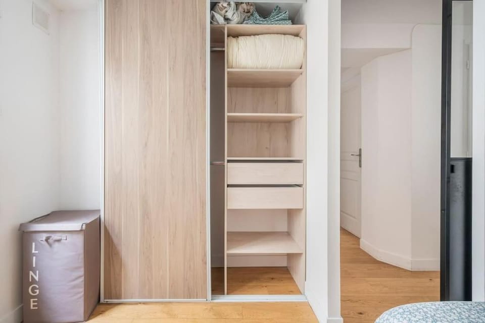 Apt moderne rénové et spacieux, au cœur de Paris Apartment in Paris