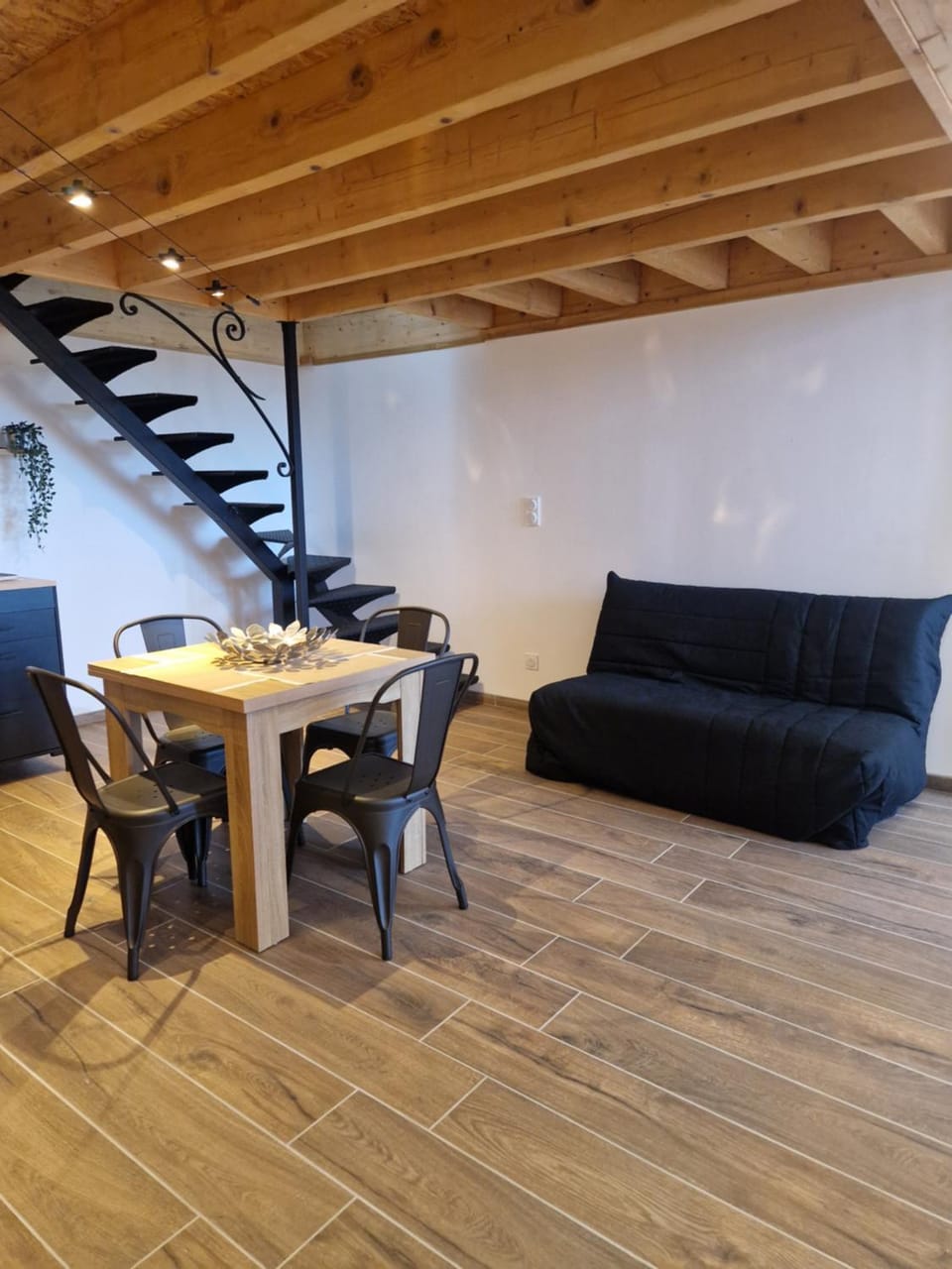 Seating area, Dining area