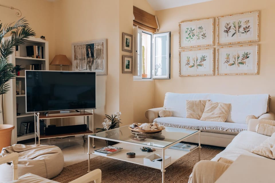 Communal lounge/ TV room, TV and multimedia, Living room, Seating area