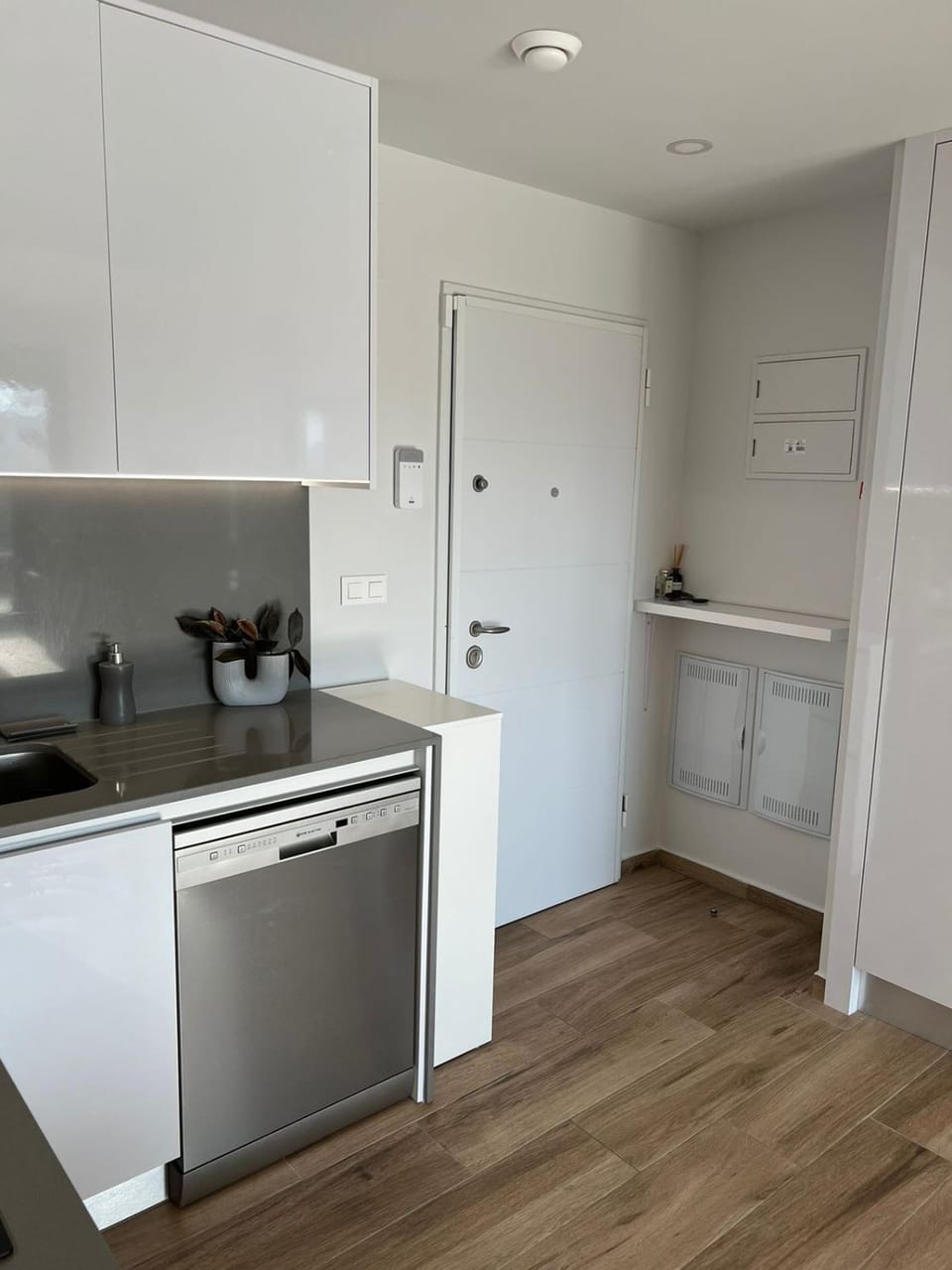Kitchen or kitchenette, dishwasher, minibar