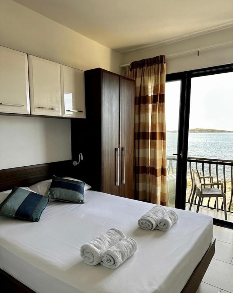 Bed, Natural landscape, View (from property/room), Balcony/Terrace, Bedroom, Sea view, wardrobe