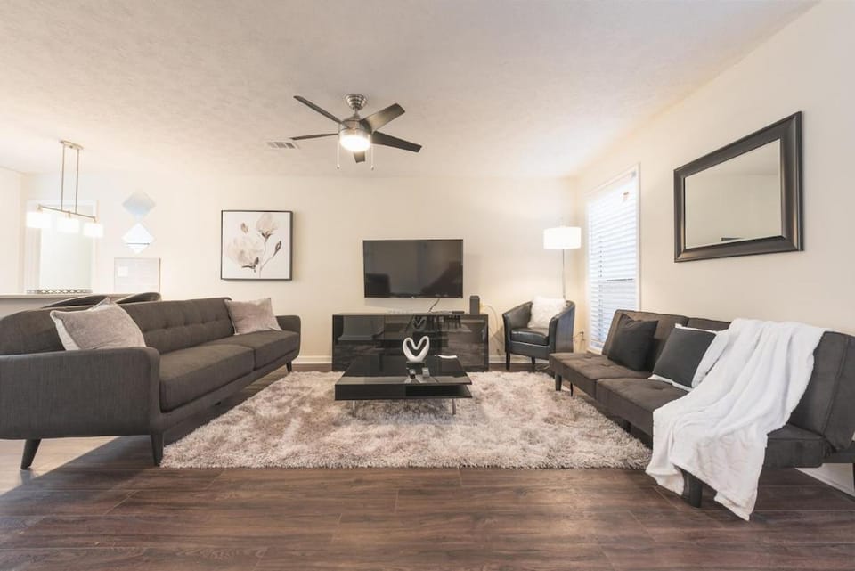 Communal lounge/ TV room, TV and multimedia, Living room, Seating area, Evening entertainment