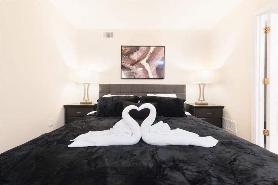 Bed, Photo of the whole room, Bedroom, towels