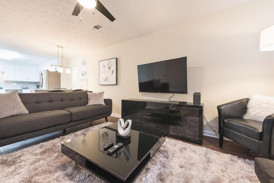 Communal lounge/ TV room, TV and multimedia, Living room, Seating area, Evening entertainment