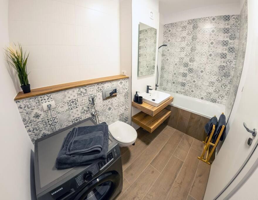 Toilet, Bathroom, towels