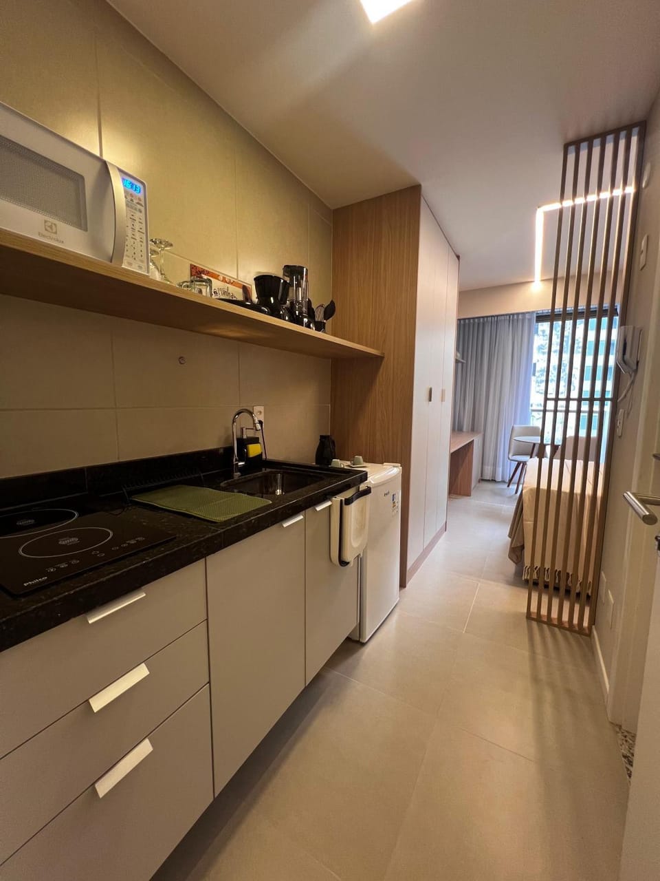 Kitchen or kitchenette, minibar