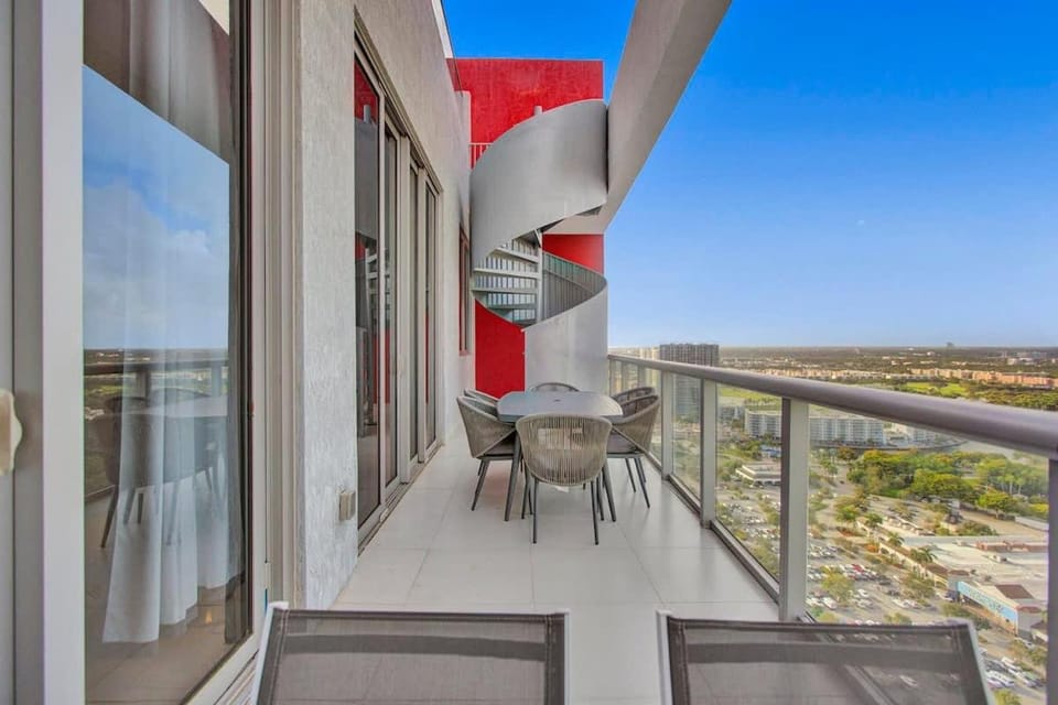 Penthouse Sky Suite - 2BDR2BTH - Private Rooftop Terrace House in Hallandale Beach
