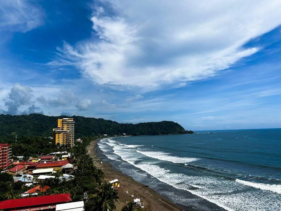 Ocean Front, Luxurious Condo in Downtown Jaco! Apartment in Jaco