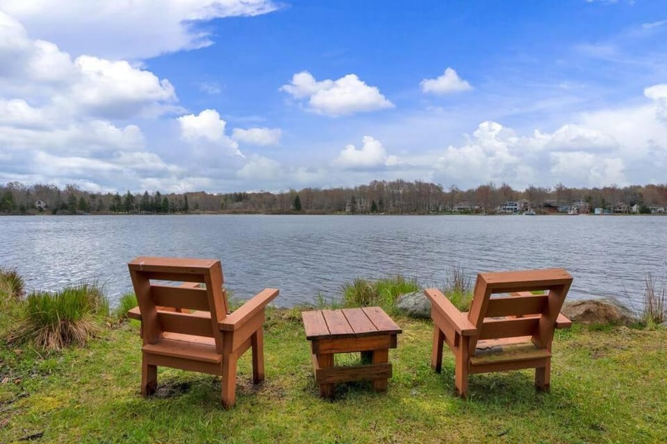 Pet Friendly! Lakefront w Hot Tub, Firepit! House in Coolbaugh Township