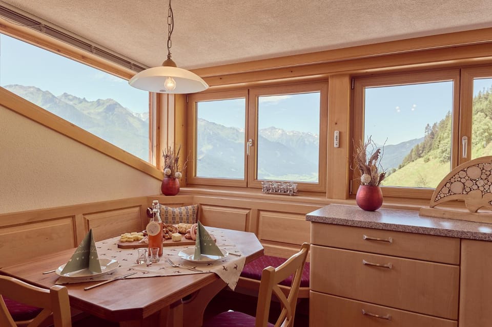 Natural landscape, Kitchen or kitchenette, Dining area, Mountain view