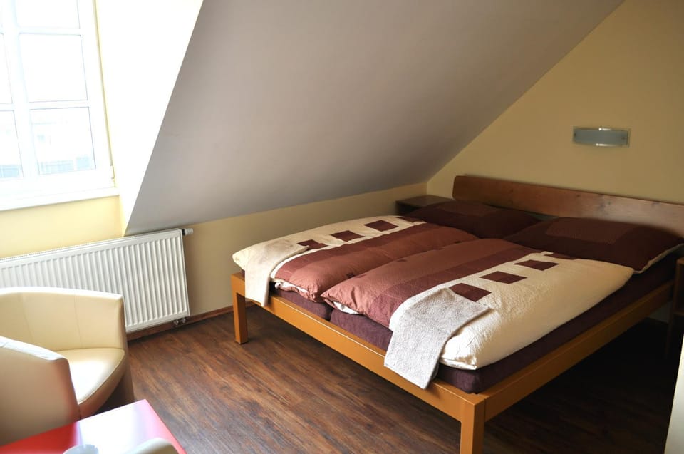 Bed, Bedroom, towels