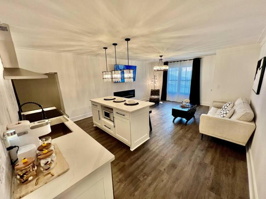 Kitchen or kitchenette, Seating area, Dining area