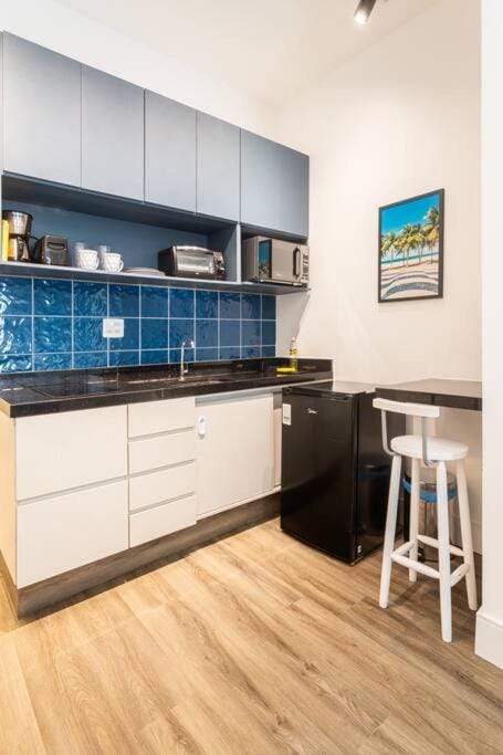 Coffee/tea facilities, Kitchen or kitchenette, minibar, stove