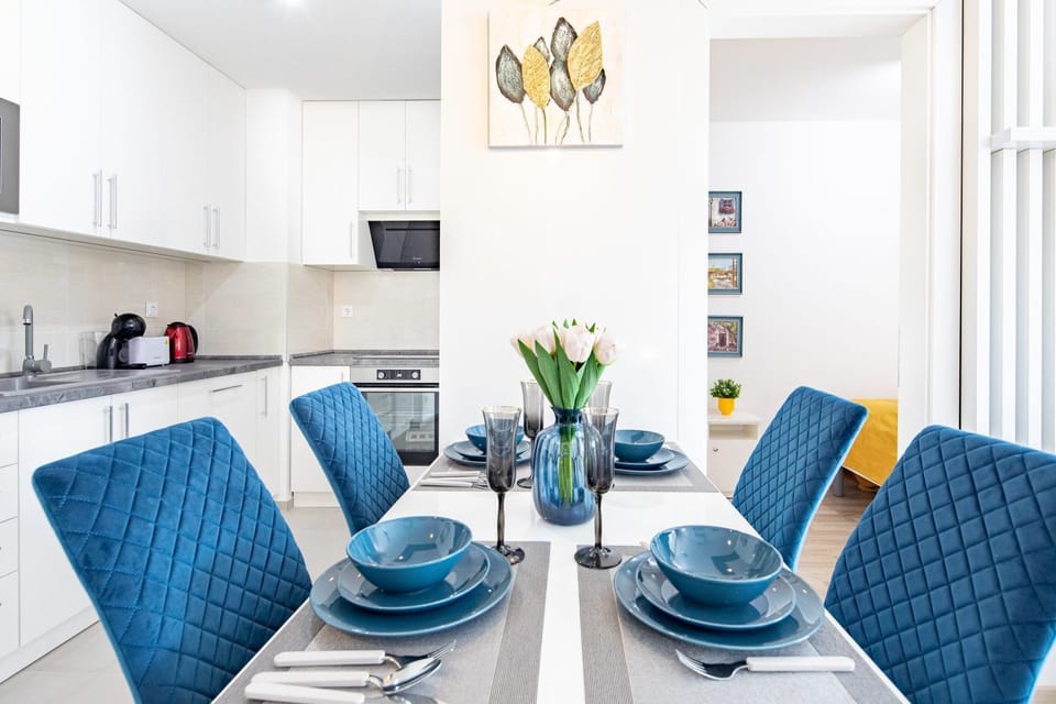Central - Balcony - Brand NEW - Sunny Apartment in Budapest