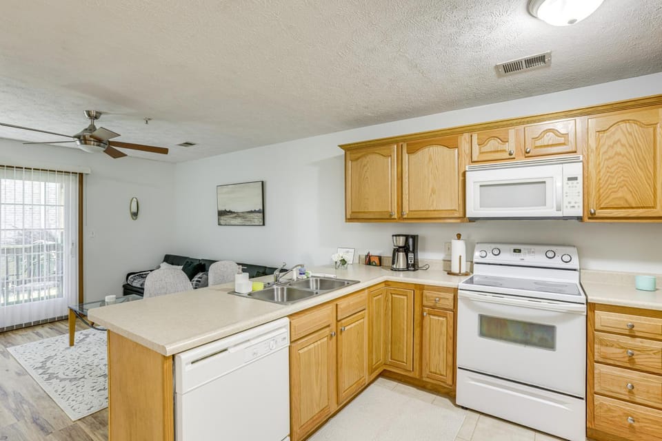 3 Mi to WVU: Condo w/ Deck in Morgantown House in Morgantown