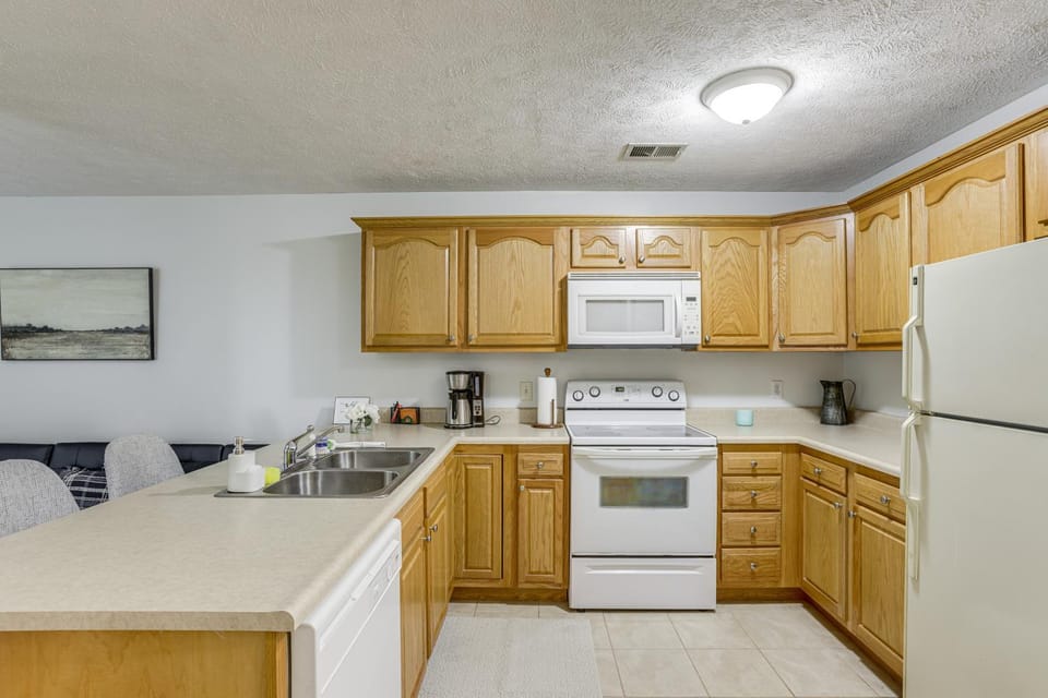 3 Mi to WVU: Condo w/ Deck in Morgantown House in Morgantown