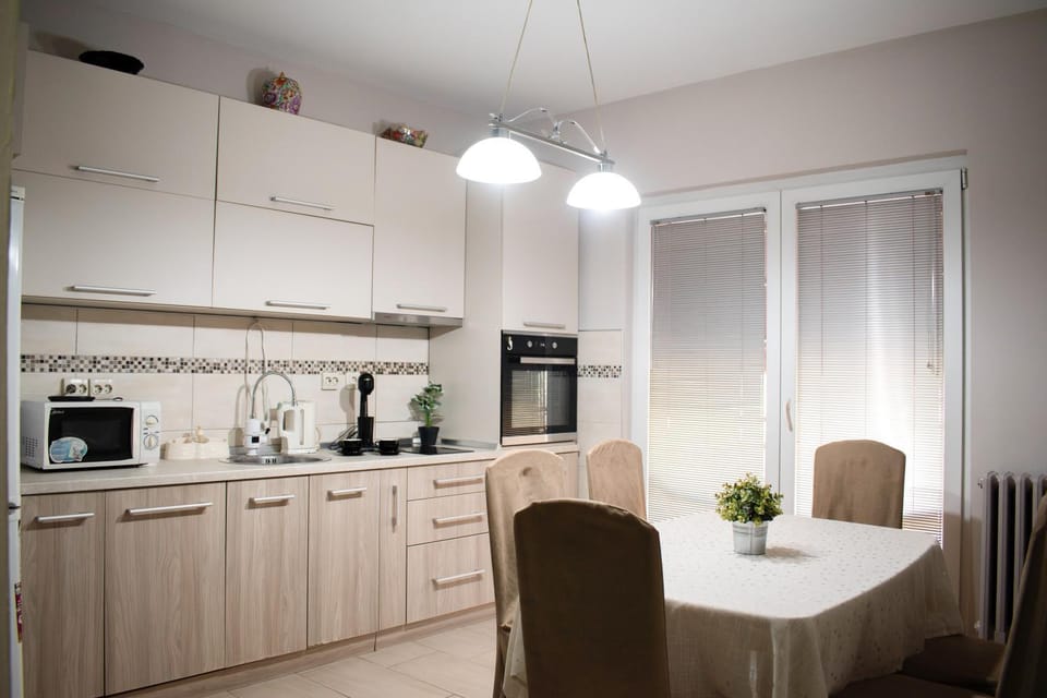 Coffee/tea facilities, Kitchen or kitchenette, Dining area, dishwasher, minibar, oven, stove