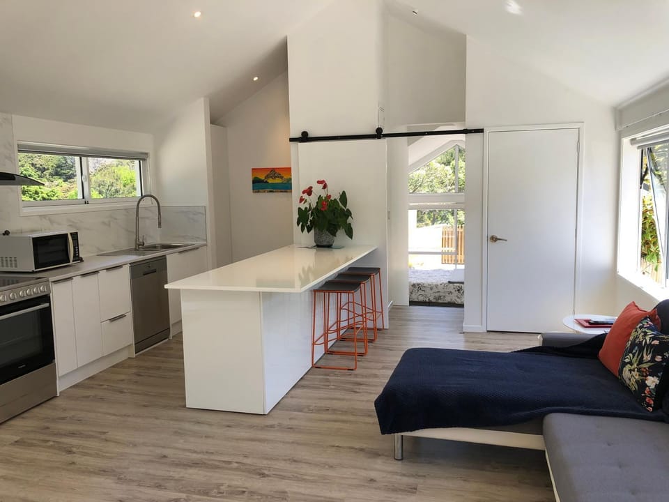 Maraetai -Kererū Cottage - Whole House Bed and Breakfast in Auckland Region