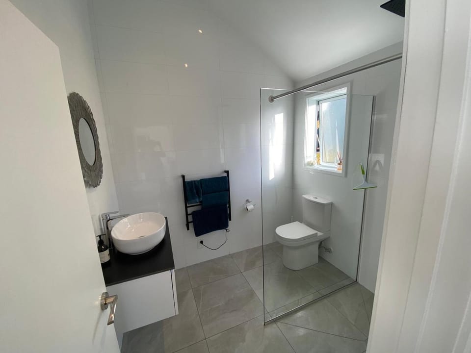 Maraetai -Kererū Cottage - Whole House Bed and Breakfast in Auckland Region