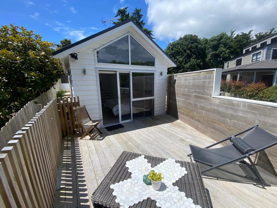 Maraetai -Kererū Cottage - Whole House Bed and Breakfast in Auckland Region